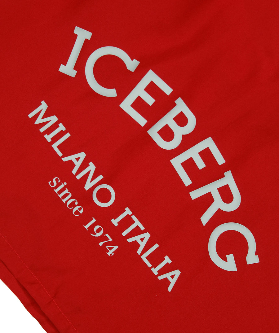 ICEBERG Basic Medium Boardshort ICE25MBM01 – Stylish and versatile medium-length boardshorts featuring a sleek design, premium quick-dry fabric, and a comfortable fit, perfect for beach and swimwear.
