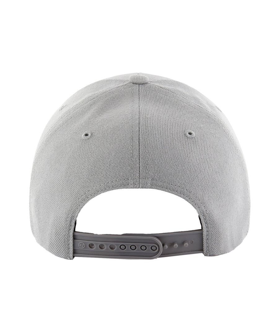 Features an embroidered Yankees logo, curved brim, ventilation holes, and a custom-fit snapback. Built with durable materials for a reliable, one-size fit.