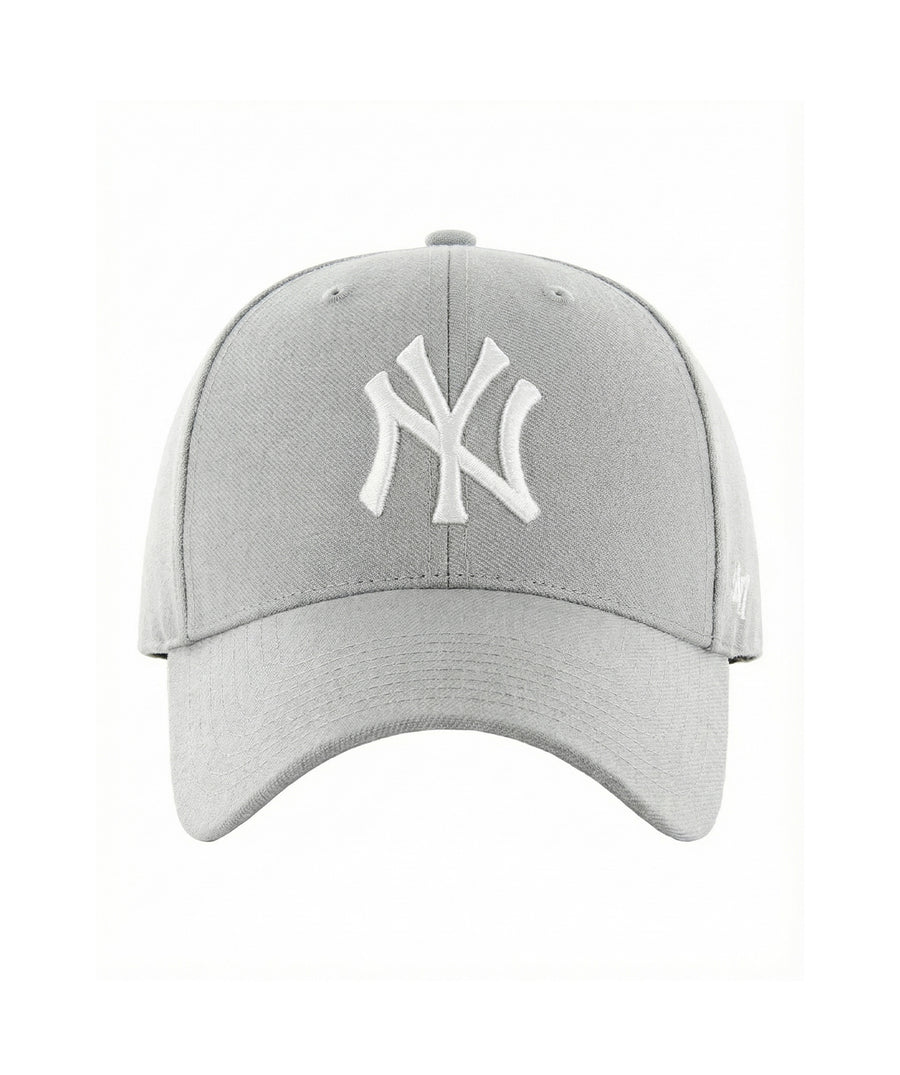 Features an embroidered Yankees logo, curved brim, ventilation holes, and a custom-fit snapback. Built with durable materials for a reliable, one-size fit.