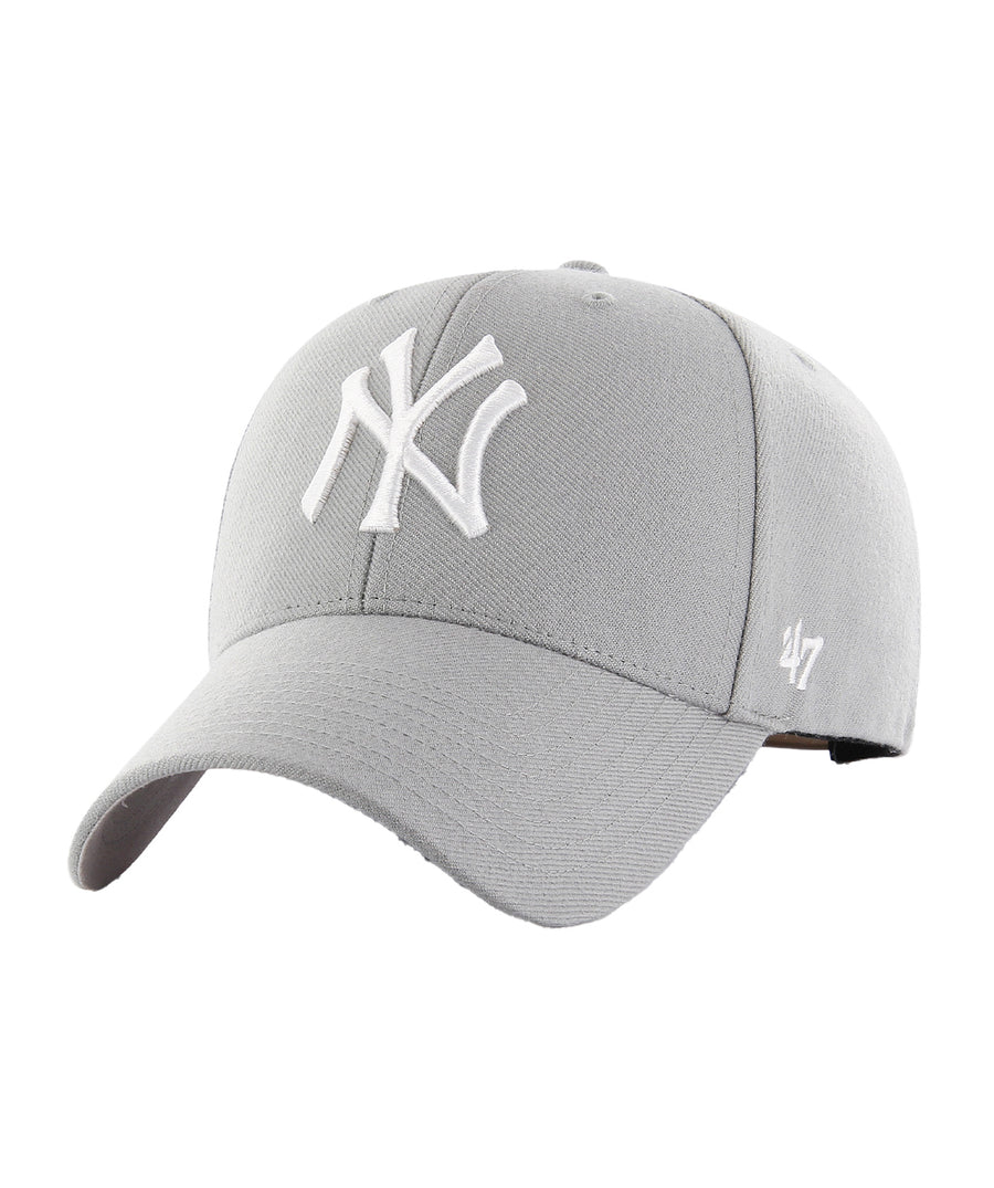 Features an embroidered Yankees logo, curved brim, ventilation holes, and a custom-fit snapback. Built with durable materials for a reliable, one-size fit.