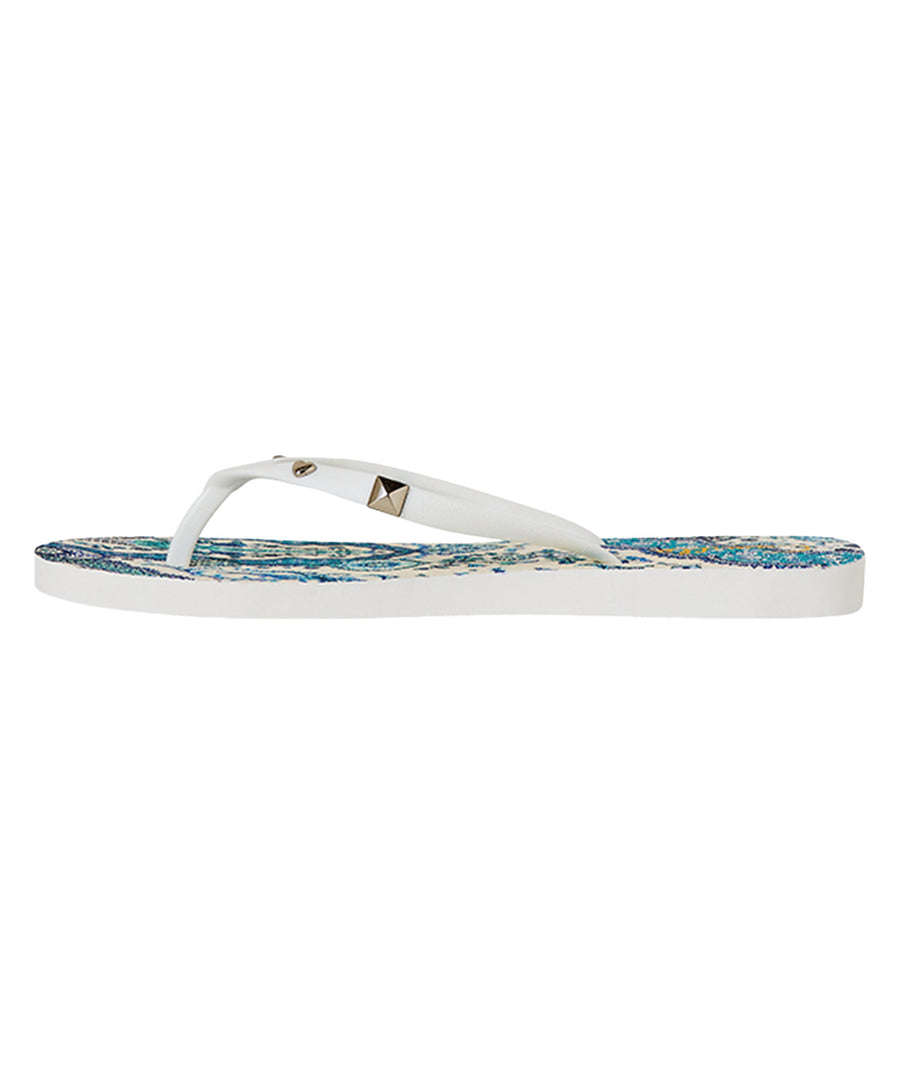 The CAMILLA Isnik Lullaby Thongs 00037659 feature vibrant prints and crystal accents—perfect for adding a touch of luxury to your everyday essentials.